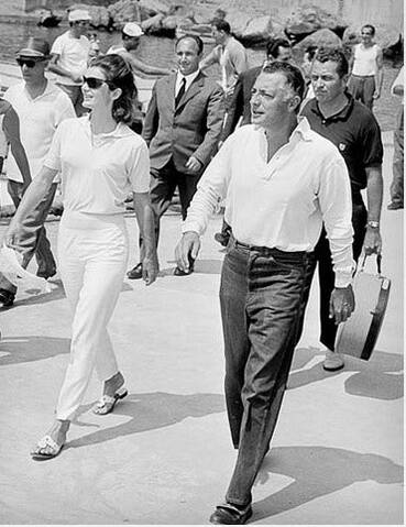 Elegant style icon wardrobe essentials: Jackie Kennedy Onassis in capri pants, with Gianni Agnelli, Capri, Italy, 1962