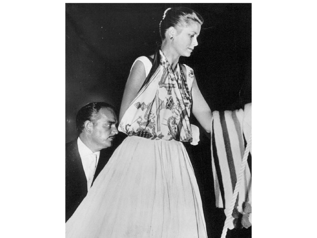 Grace Kelly uses a Hermès silk scarf as a sling for her broken arm, 1956