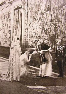 Queen Helena of Italy and Princess Marie-José dressed in white during Pope Pius XII's visit to the Quirinal Palace.