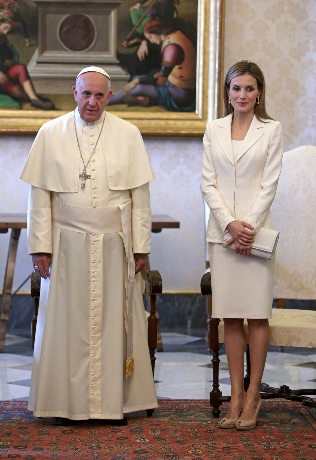 Queen Letizia of Spain meets Pope Francis in June 2014 wearing white, adhering to « le privilège du blanc » rule.