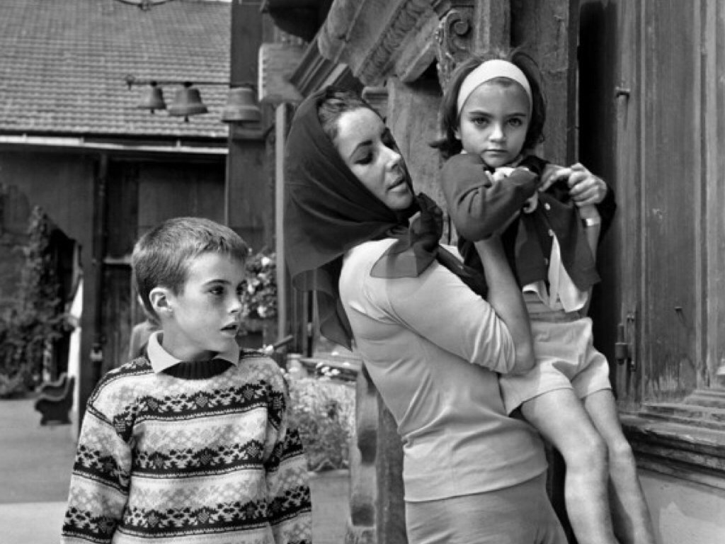 Elegant style icon wardrobe essentials: Elizabeth Taylor in headscarves