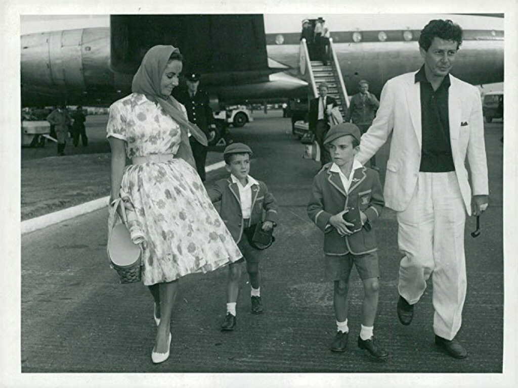 Elegant style icon wardrobe essentials: Elizabeth Taylor in headscarves