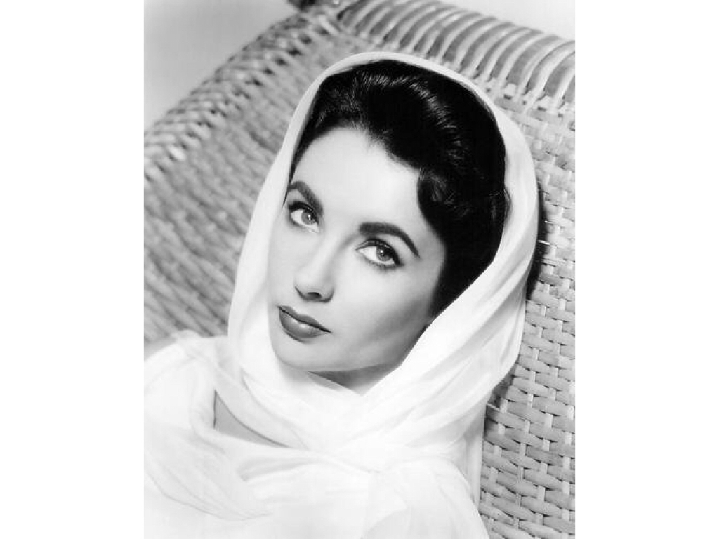 Elegant style icon wardrobe essentials: Elizabeth Taylor in headscarves