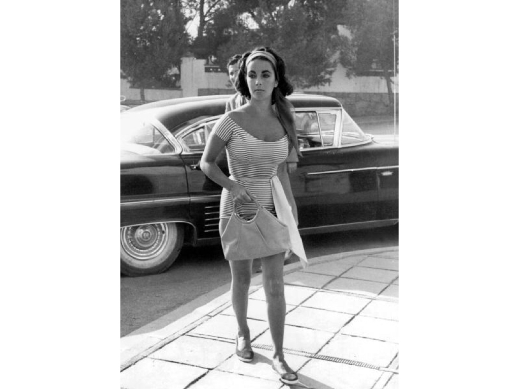 Elegant style icon wardrobe essentials: Elizabeth Taylor in headscarves