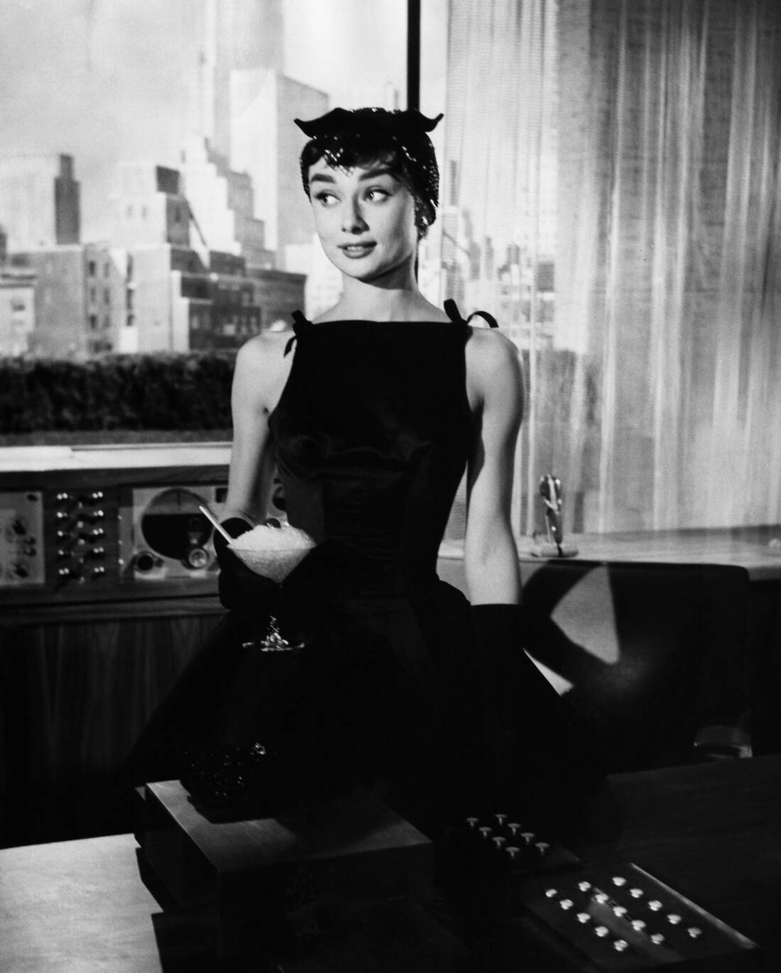Tak for din hjælp Uden tvivl Politik Elegant style icon wardrobe essentials: Audrey Hepburn in little black dress  - ELEGANCEPEDIA