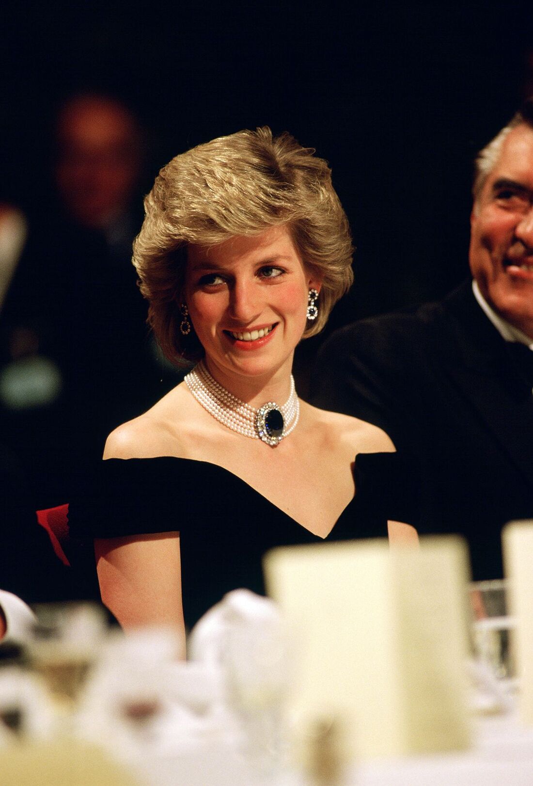 Princess Diana in John Travolta midnight blue velvet dress, white house, 9 November, 1985