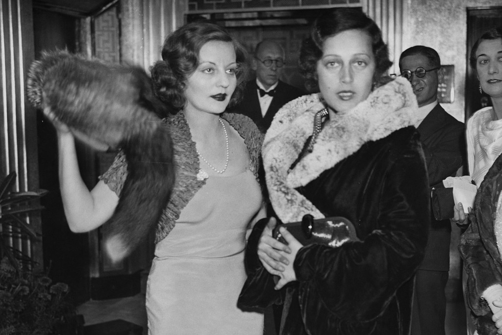 Toto Koopman with Talullah Bankhead at the premiere of the film The Private Life of Don Juan in England, September 1934.