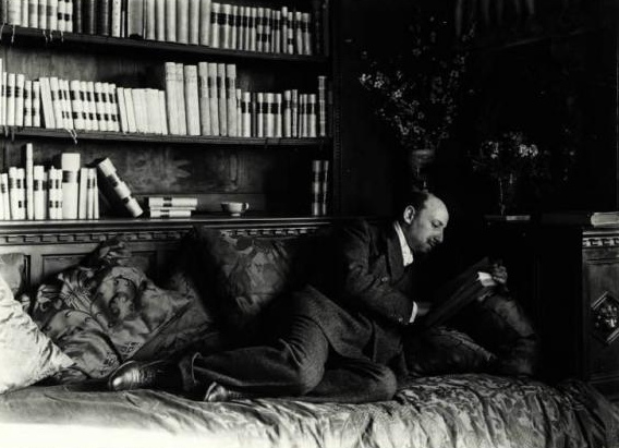 Gabriele D'Annunzio reading (photo by Mario Nunes Vais)
