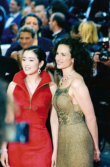 鞏俐出席1998年戛纳电影节，與美國女星安迪·麥杜維合影