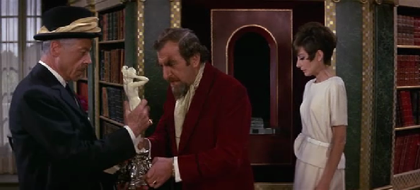 Audrey Hepburn and Hugh Griffith in film How to steal a million(1966)
