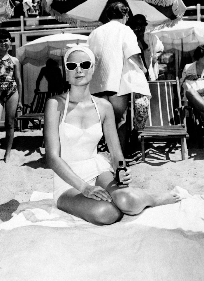 Elegant style icon wardrobe essentials: Grace Kelly in swimwear, a halter neck one piece swimming suit, in film To Catch a Thief(1956)