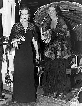 Gloria Mogan with her twin sister Thelma 