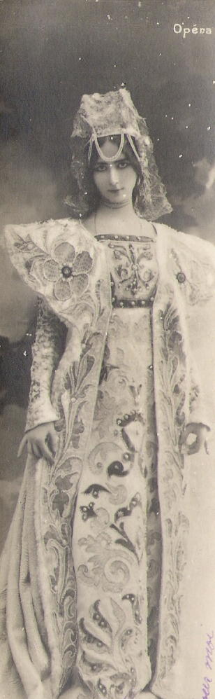 Cléo de Mérode dans le ballet Lorenza en 1901 aux Folies Bergère, cliché Reutlinger.