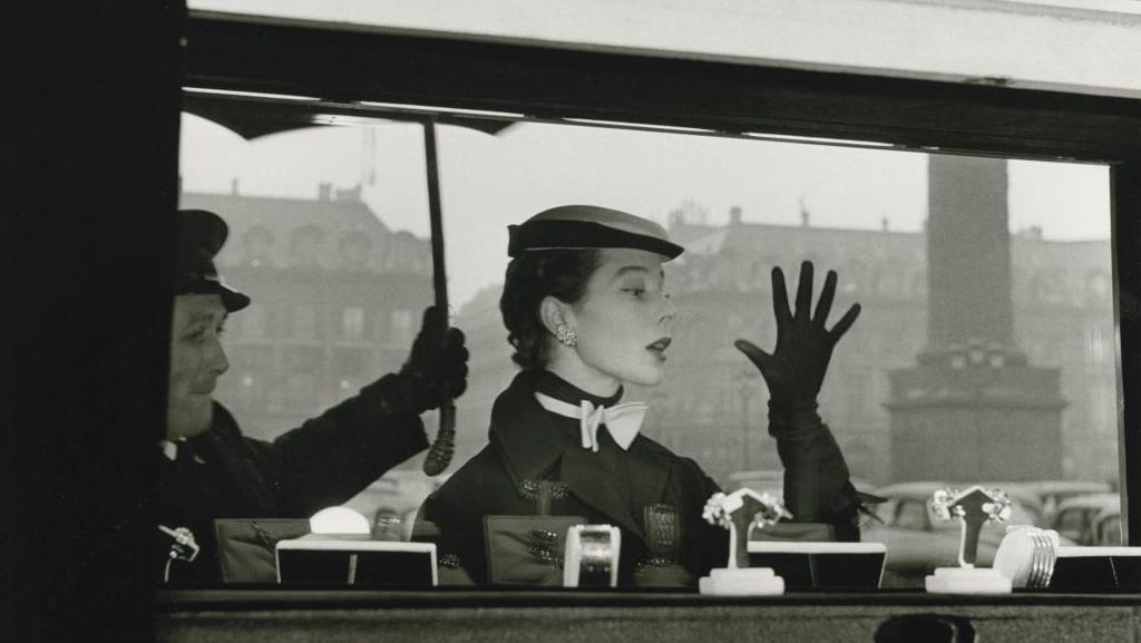 Bettina le plus belle, Paris, Place Vendome, 1953, photo J.-P. Charbonnier