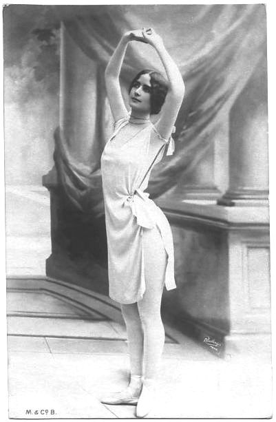 Cléo de Mérode in ballet costume