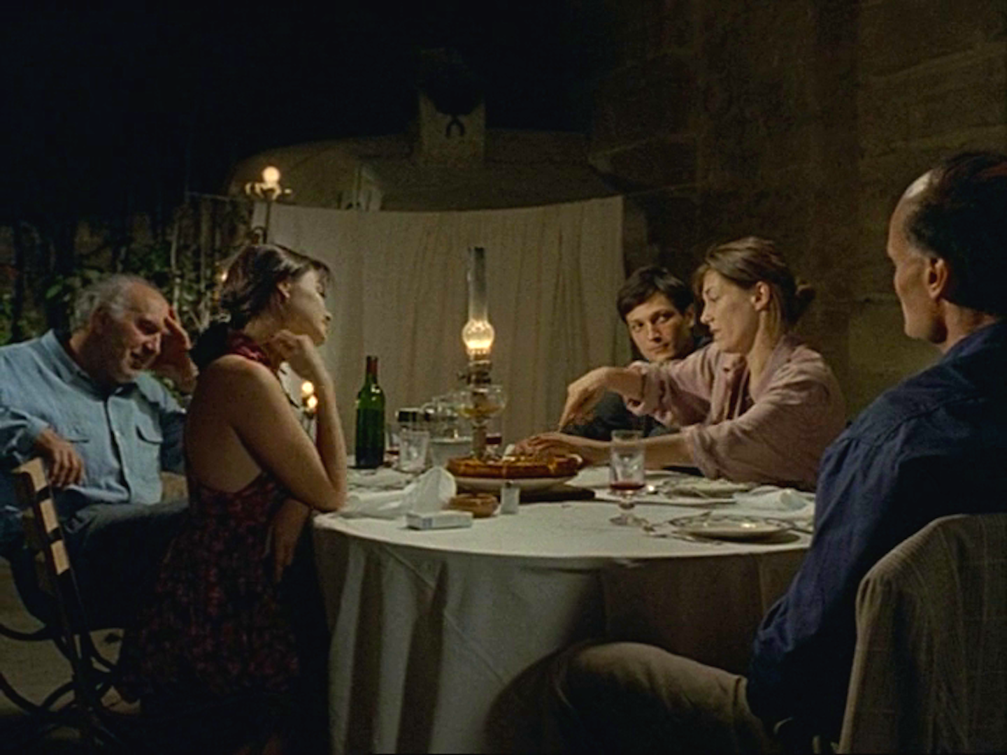 Jane Birkin in movie La Bella Noiseuse(1991) with  David Bursztein, Emmanuelle Beart, Michel Piccoli, Gilles Arbona