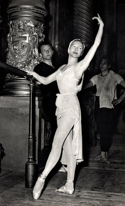 Galina Ulanova practising at the ‘Foyer de Danse’ of the Paris Opera House in June 1958. Photo by Serge Lido