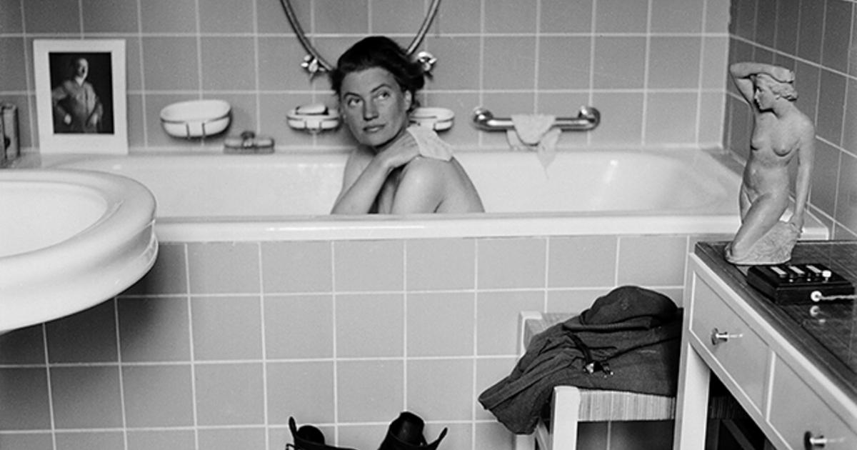 Lee Miller in Hitler's bathtub, Munich, 1945