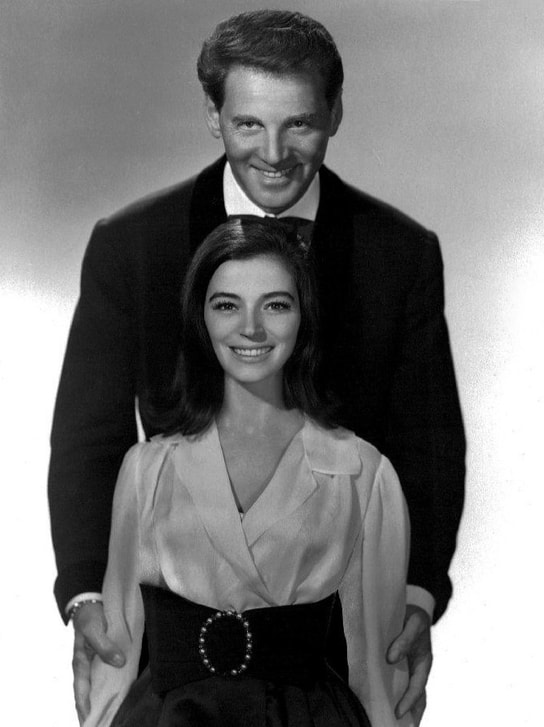 Jean-Pierre Aumont avec son épouse Marisa Pavan, 1965