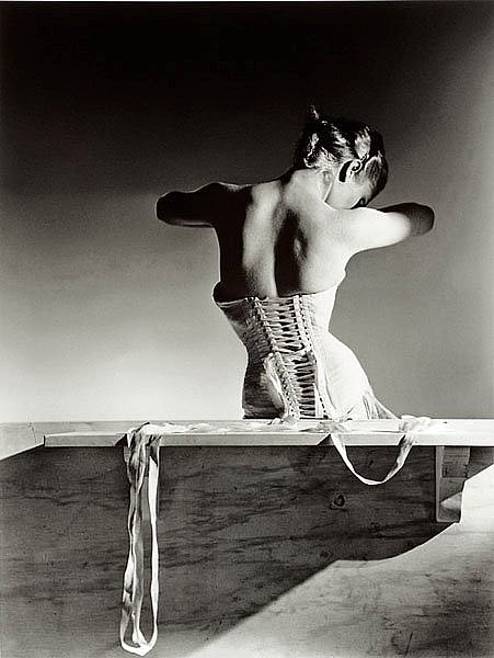 Le « corset Mainbocher »  de Mainbocher, photo Horst P. Horst, 1939