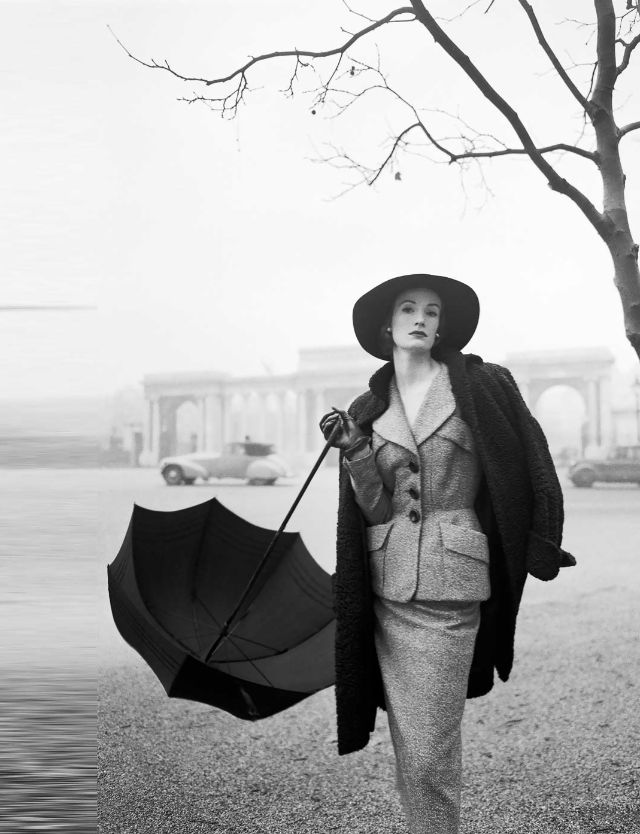 Wenda Parkinson in a tweed suit by Hardy Amies, photo by Norman Parkinson, Hyde Park Corner, London, 1951