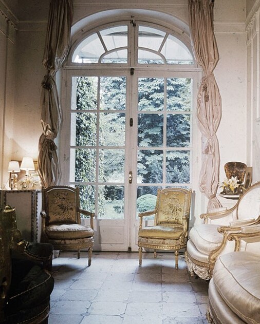 Baron and Baronesse de Rothschild's Paris appartment, oval salon with unique curtain treatment