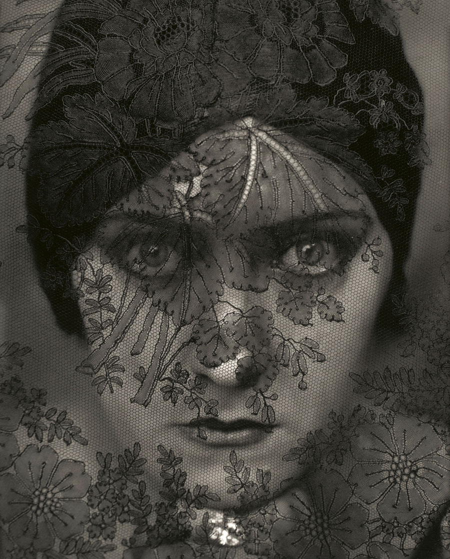 Actress Gloria Swanson in a veil, photo by Edward Steichen, 1924