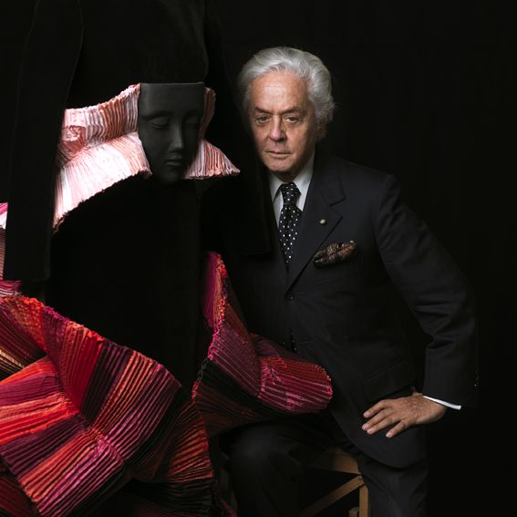 Roberto Capucci with his sculpture dress