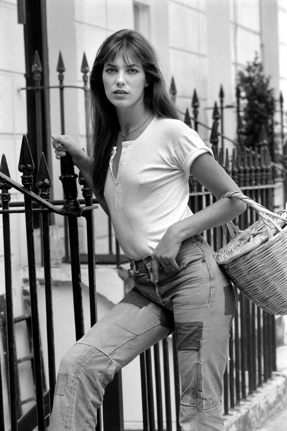 Elegant style icon wardrobe essentials: Jane Birkin in jeans