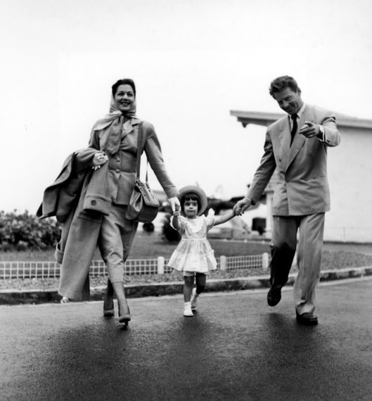 Jean-Pierre Aumont avec son épouse Maria Montez et leur fille Tina, 17 août 1948