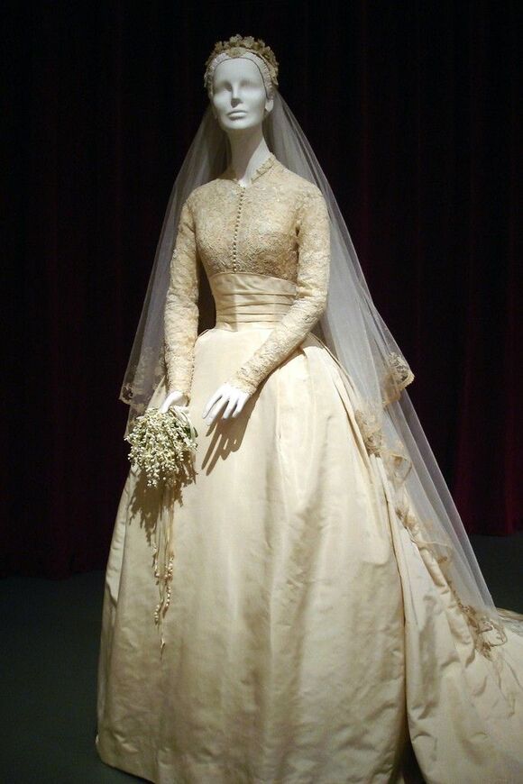 Grace Kelly's elegant wedding dresses of civil ceremony and religious ceremony on April 1956