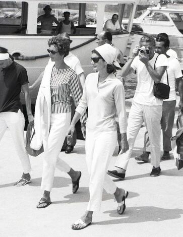 Elegant style icon wardrobe essentials: Jackie Kennedy Onassis in capri pants, with Marella Agnelli, Capri, Italy, 1962