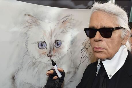 Karl Lagerfeld in front of a drawing of his cat Choupette (Karl Lagerfeld devant un dessin de sa chatte Choupette