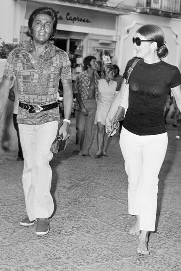 Elegant style icon wardrobe essentials: Jackie Kennedy Onassis in capri pants with Valentino Garavani in Capri, Italy, 1970