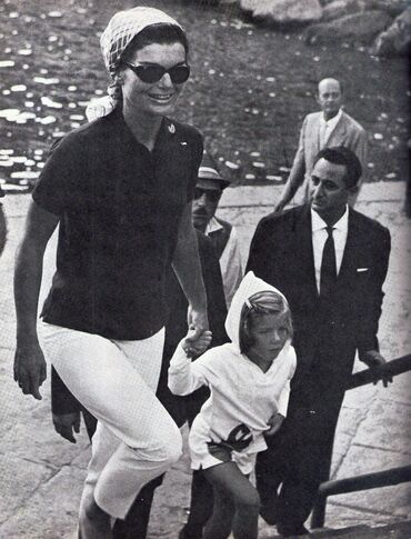 Elegant style icon wardrobe essentials: Jackie Kennedy Onassis in capri pants, with her daughter Caroline Kennedy, Capri, Italy