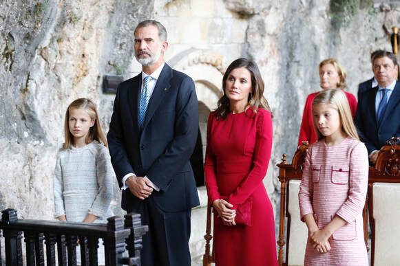 Queen Letizia red panelled dress with keyhole neckline custom made by Carolina Herrera