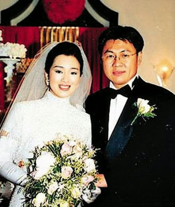 Gongli and Ooi Hoe Seong on their wedding, 1996