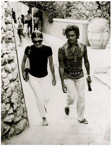 Elegant style icon wardrobe essentials: Jackie Kennedy Onassis in capri pants with Valentino Garavani in Capri, Italy, 1970