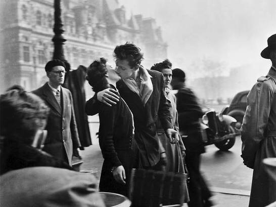 Le baiser de l'hôtel de ville (The Kiss by the City Hall) by Robert Doisneau, 1950