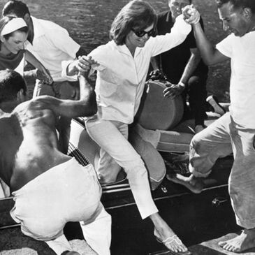 Elegant style icon wardrobe essentials: Jackie Kennedy Onassis in capri pants
