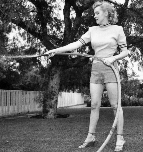 Elegant style icon wardrobe essentials: Marilyn Monroe in shorts, 1950, by Earl Leaf