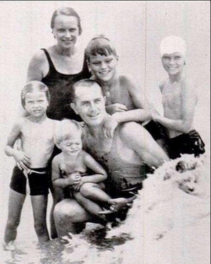 Elegant style icon wardrobe essentials: Grace Kelly in swimwear with her family