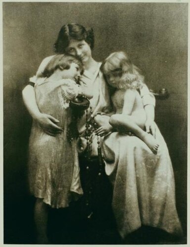 Issadora Duncan with her children Deirdre and Patrick, in 1913