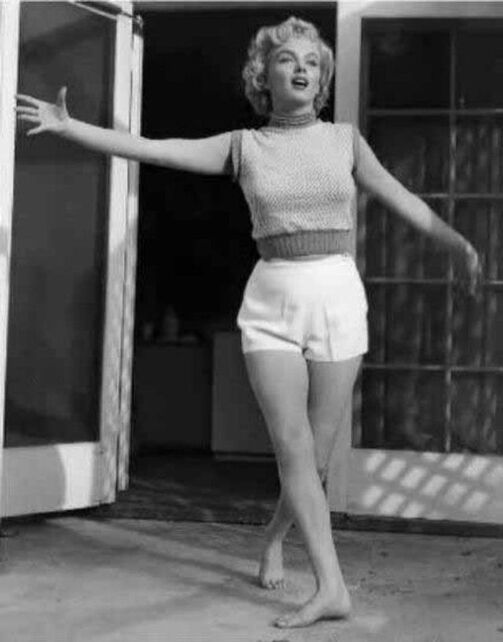Elegant style icon wardrobe essentials: Marilyn Monroe in shorts