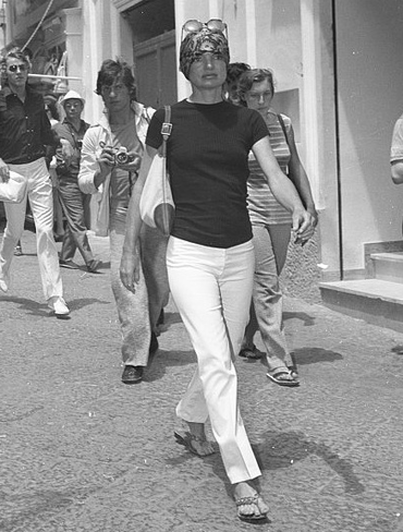 Elegant style icon wardrobe essentials: Jackie Kennedy Onassis in capri pants, Capri, Italy