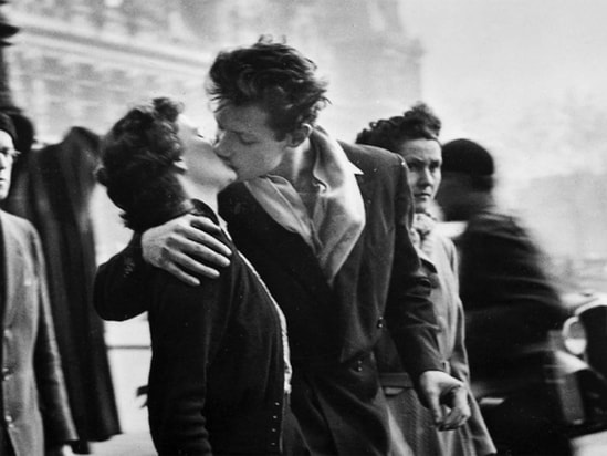 Le baiser de l'hôtel de ville (The Kiss by the City Hall) by Robert Doisneau, 1950