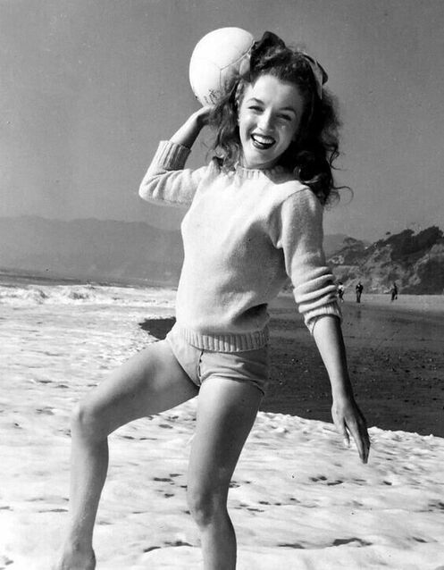 Elegant style icon wardrobe essentials: Marilyn Monroe in shorts, 1945