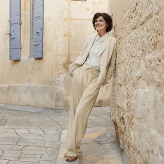 Elegant icon wardrobe essentials: Inès de La Fressange in white shirt