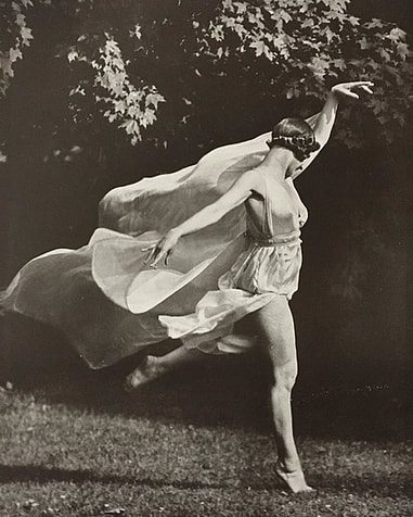 Isadora Duncan dancing, photo by Arnold Genthe.