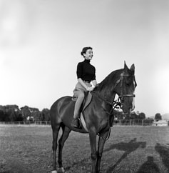 audrey hepburn riding horse in Rome 1955 photo by Pierluigi Praturlon 